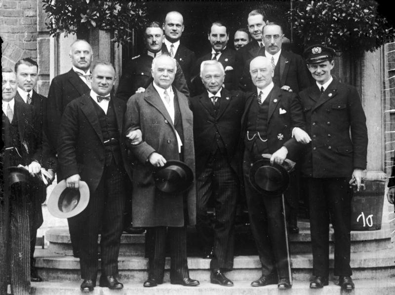 RWTH-Professor und LVA-Förderer Hugo Junkers (Mitte) nach seiner Ernennung zum Ehrenbürger der Stadt Aachen auf der Freitreppe des Rathauses mit Senatoren der Stadt Aachen.(Quelle: Bundesarchiv, Bild 102-06220 / CC-BY-SA 3.0)