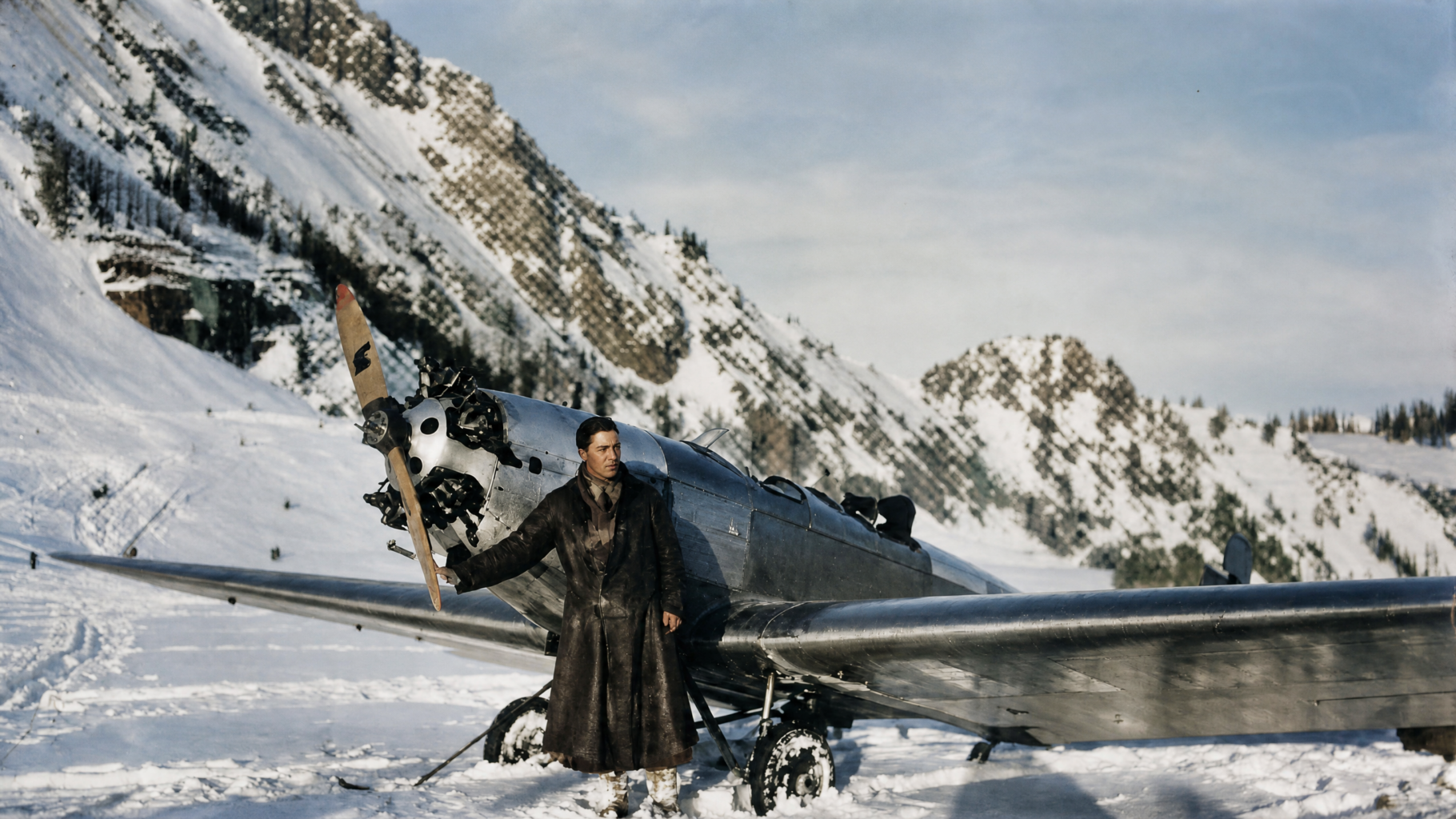 Richard Perlia auf der Zugspitze. (Foto: SW-Original und Farbversion des Bildes KI-bearbeitet)