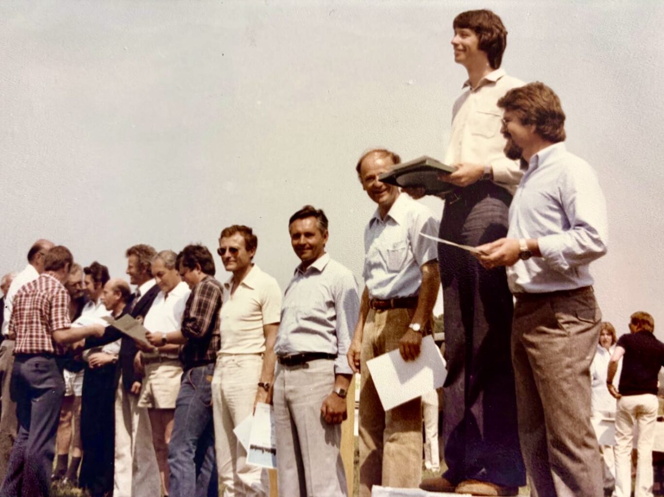 Deutscher Meister der Offenen Klasse Manfred Dick auf dem Siegertreppchen. 2. Platz Klaus Holighaus, 3. Platz Bruno Gantenbrink. (Foto: Manfred Dick)