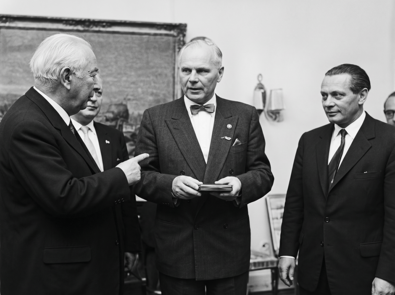 1960 erhält Weltmeister Ernst-Günter Haase (Mitte) aus der Hand von Bundespräsident Theodor Heuss (Links) das Silberne Lorbeerblatt, die höchste deutsche Sportler-Auszeichnung. Rechts: Willi Daume, damals Präsident des Deutschen Sportbundes (DSB) (Foto: Luftsportverein Aachen e.V. SW-Original des Bildes KI-bearbeitet)