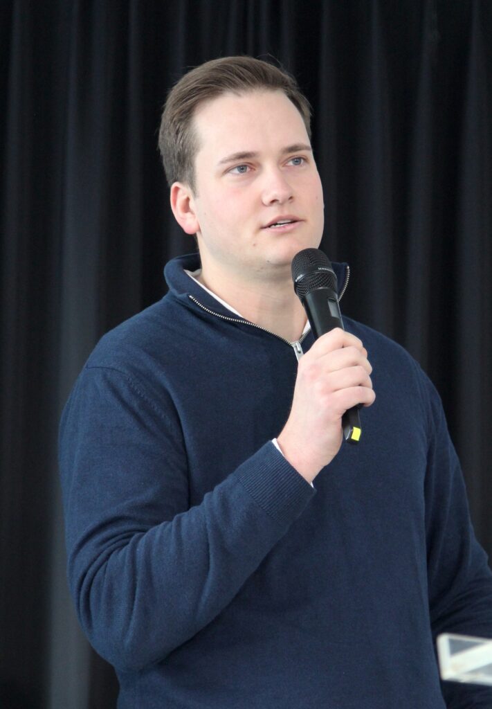 Max Klomp erklärte den Zuschauern, worum es bei der Segelflug-Bundesliga geht und wie die Wertung zustande kommt, nämlich „gar nicht so viel anders als beim Fußball“. (Foto: Luftsportverein Aachen e.V.)