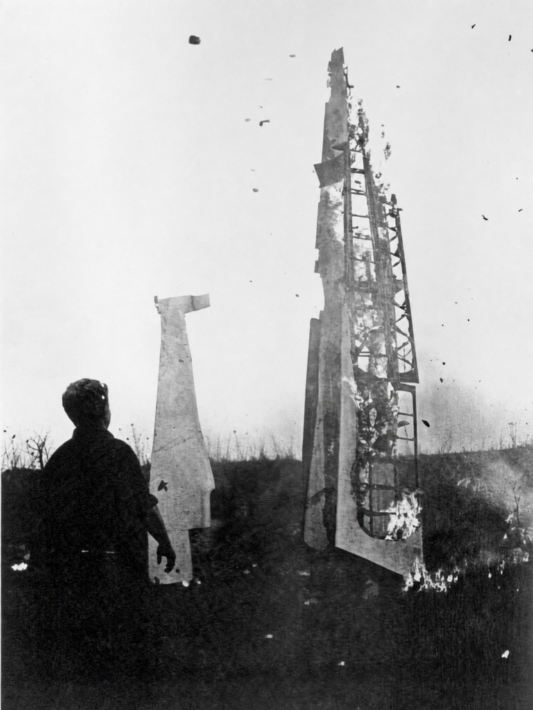 "Warm abrüsten" - dieses Schicksal ereilte manchen Holzflieger, wenn die Reparatur nicht lohnte und auch die Einzelteile nicht verwertbar waren. (Foto: Luftsportverein Aachen e.V. Originalbild mit KI-Unterstützung restauriert)
