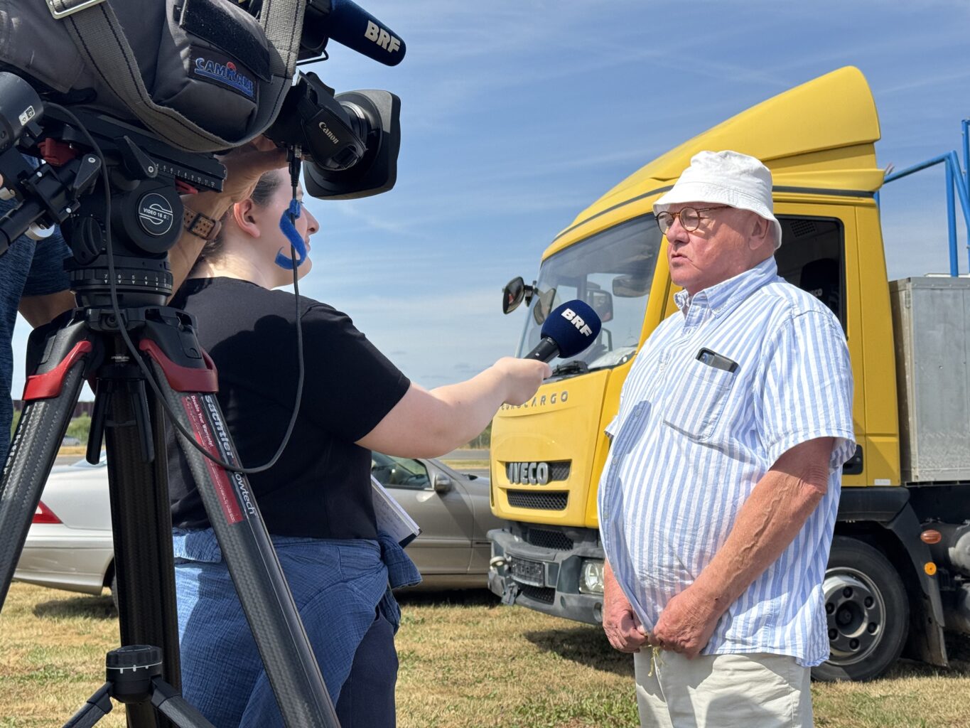 LVA-Veteran Manfred Schultz im Interview mit BRF-Reporterin Lindsay Ahn (Quelle: Luftsportverein Aachen e.V.)