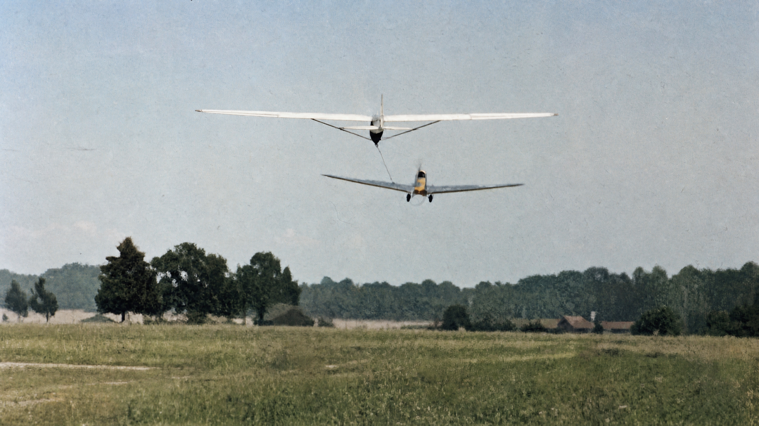 Bereits in den 1930er Jahren wurde in Merzbrück F-Schlepps durchgeführt (Foto: Archiv Forschungsflugplatz Würselen-Aachen GmbH, SW-Original und Farbversion des Bildes KI-bearbeitet)