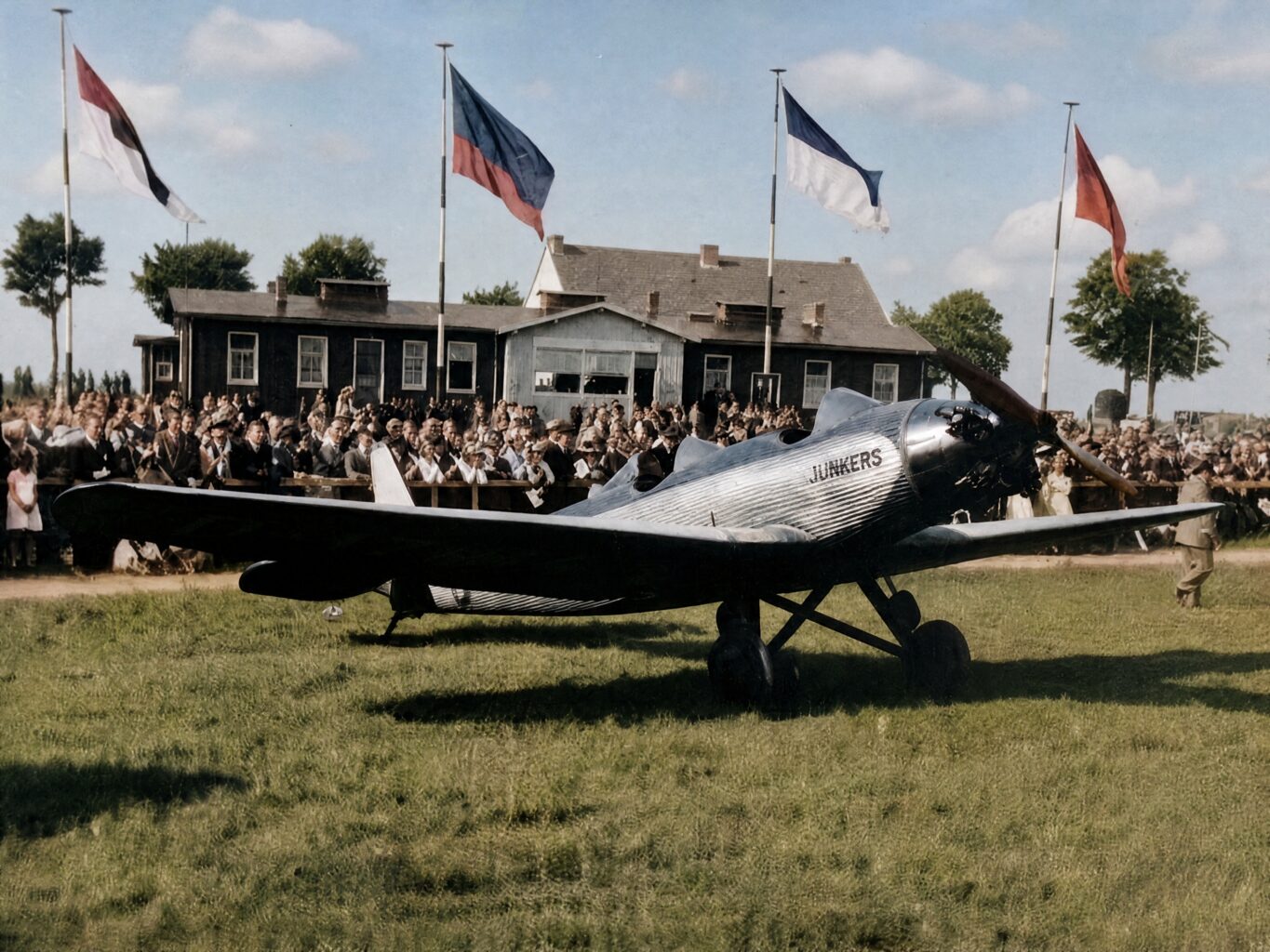 Eine Junkers Junior am Eröffnungstag (Foto: Archiv Forschungsflugplatz Würselen-Aachen GmbH, SW-Original und Farbversion des Bildes KI-bearbeitet)