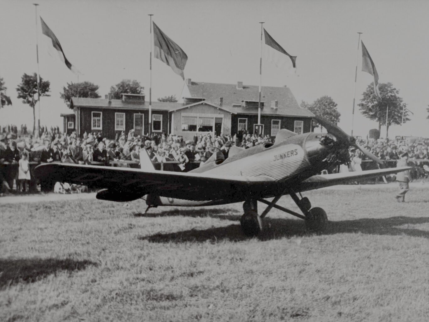 Eine Junkers Junior am Eröffnungstag (Foto: Archiv Forschungsflugplatz Würselen-Aachen GmbH, SW-Original und Farbversion des Bildes KI-bearbeitet)