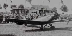 Eine Junkers Junior am Eröffnungstag (Foto: Archiv Forschungsflugplatz Würselen-Aachen GmbH, SW-Original und Farbversion des Bildes KI-bearbeitet)