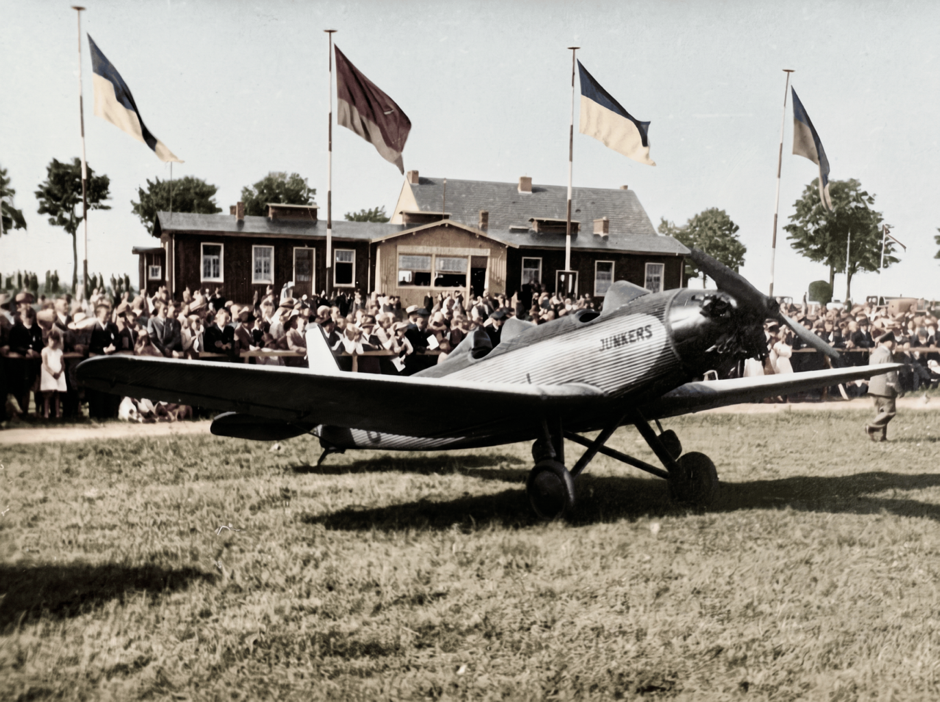 Eine Junkers Junior am Eröffnungstag (Foto: Archiv Forschungsflugplatz Würselen-Aachen GmbH, SW-Original und Farbversion des Bildes KI-bearbeitet)