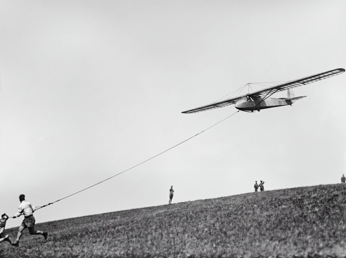 Gummiseilstart der M1, vermutlich auf der Wasserkuppe (Foto: Flugwissenschaftliche Vereinigung Aachen e.V., SW-Original und Farbversion mit KI-Unterstützung restauriert und koloriert)