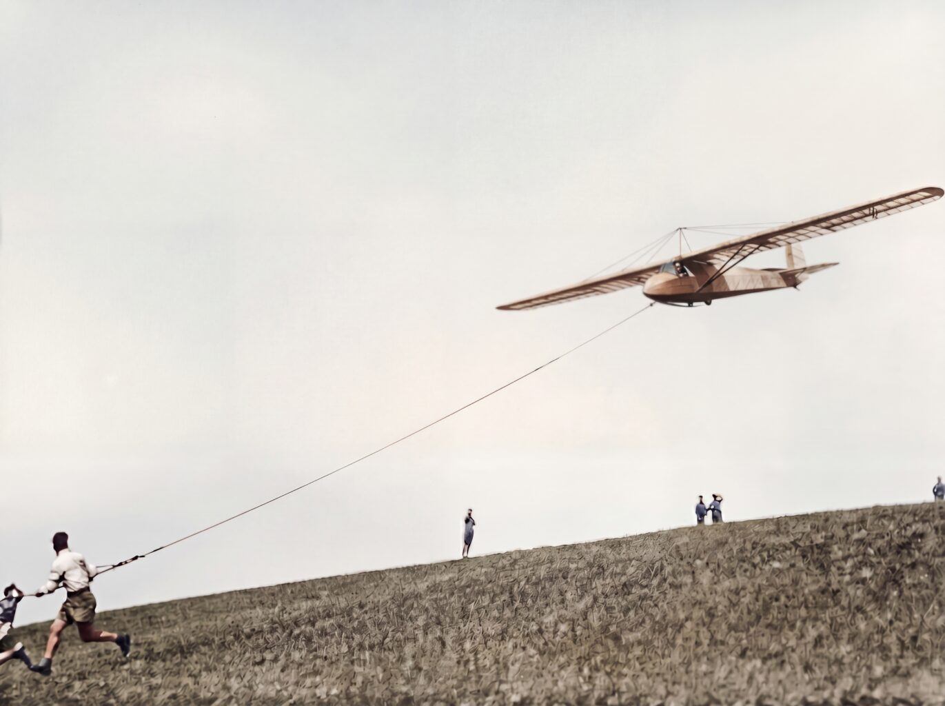 Gummiseilstart der M1, vermutlich auf der Wasserkuppe (Foto: Flugwissenschaftliche Vereinigung Aachen e.V., SW-Original und Farbversion mit KI-Unterstützung restauriert und koloriert)