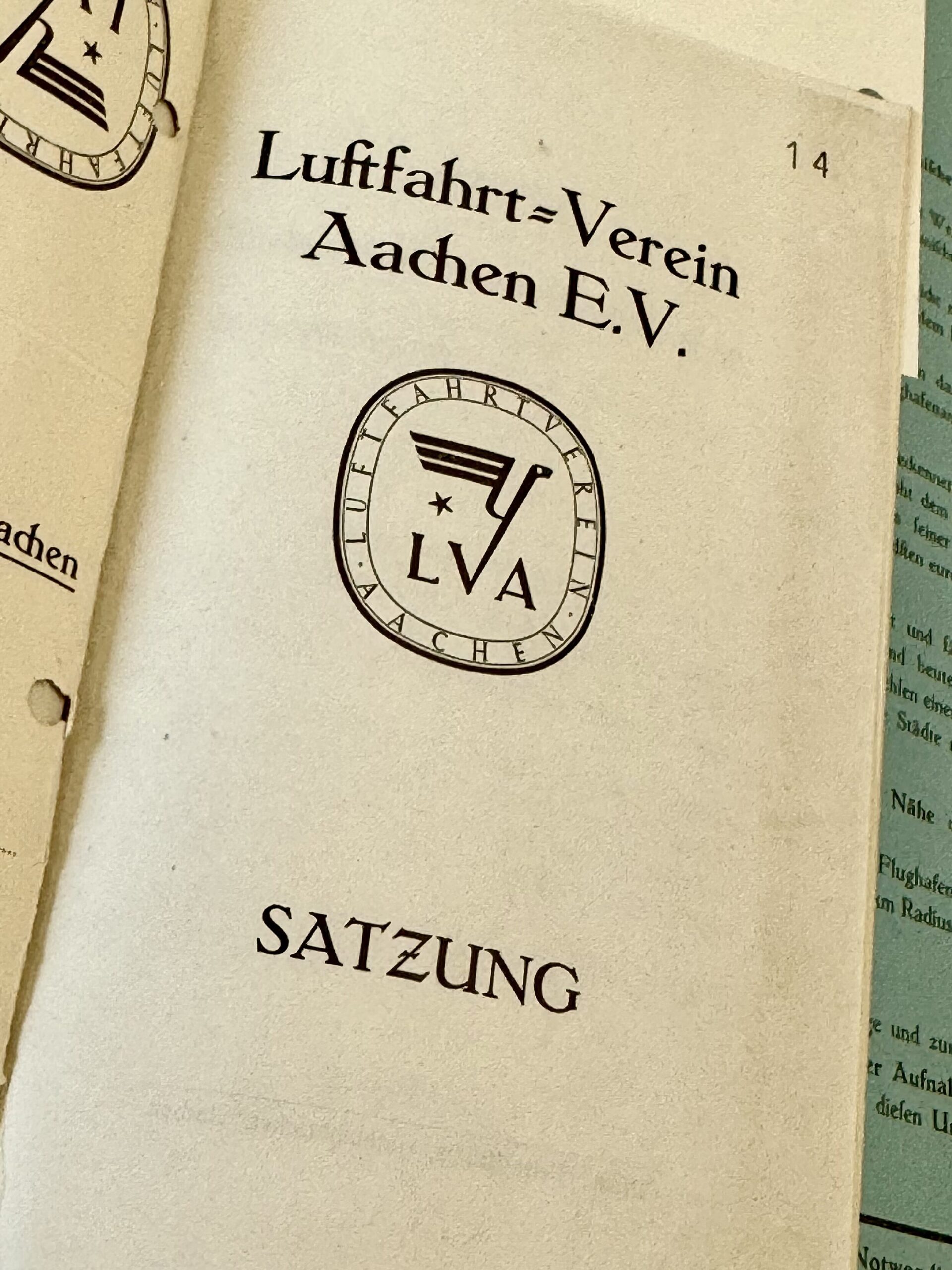Titelblatt der ersten LVA-Satzung von 1926 samt Vereins-Logo. Die Ähnlichkeit zum stilisierten Kranich der ebenfalls 1926 gegründeten Luft Hansa ist vielleicht nicht ganz zufällig, ging die deutsche Nationalfluglinie doch zum großen Teil aus der Junkers Luftverkehr AG hervor. Hugo Junkers wiederum war als Förderer eng mit dem Luftfahrt-Verein Aachen verbunden. (Quelle: Landesarchiv NRW, BR1005/122)