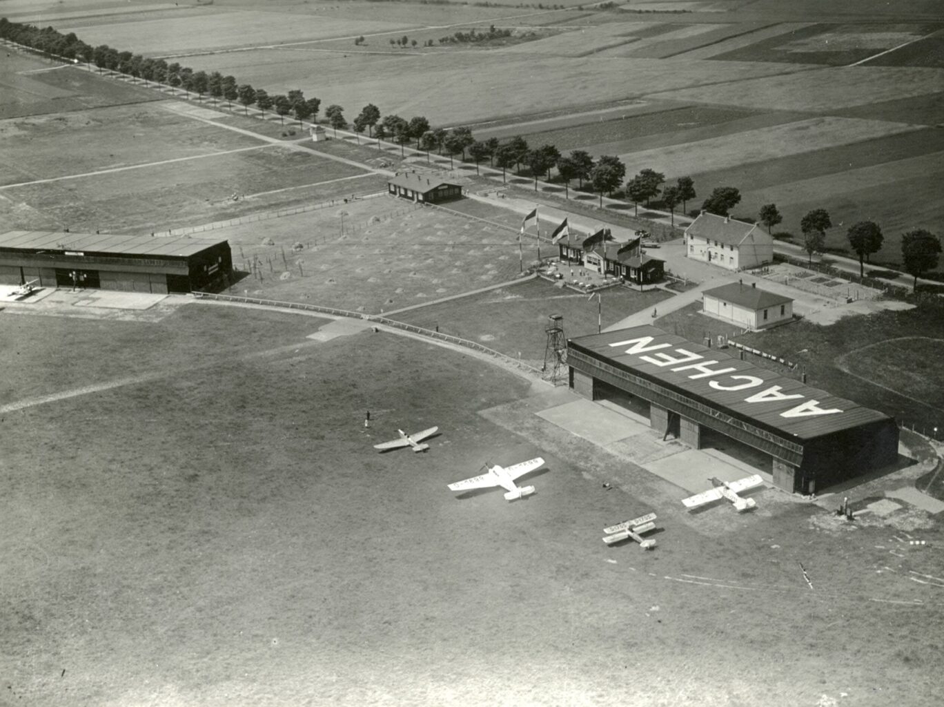 Merzbrück aus der Luft im Jahr 1931 (Foto: Stadtarchiv Aachen Foto 61-763 SW-Original und Farbversion des Bildes KI-bearbeitet)
