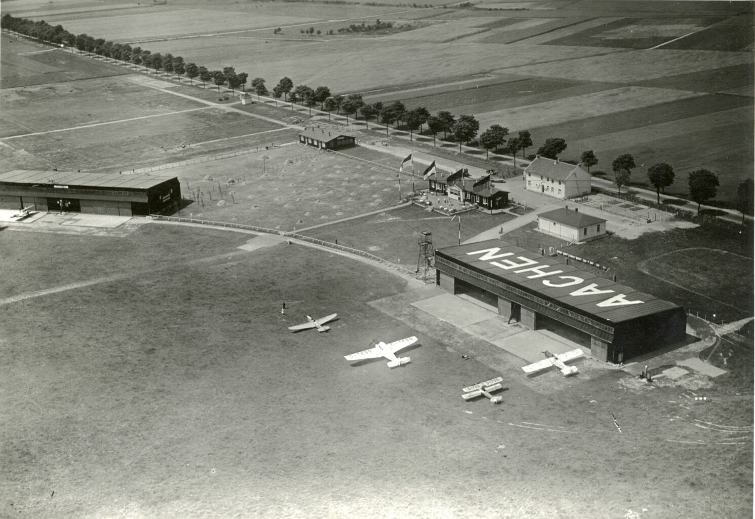 Merzbrück aus der Luft im Jahr 1931 (Foto: Stadtarchiv Aachen Foto 61-763 SW-Original und Farbversion des Bildes KI-bearbeitet)