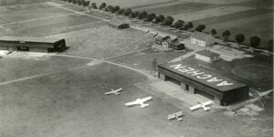Merzbrück aus der Luft im Jahr 1931 (Foto: Stadtarchiv Aachen Foto 61-763 SW-Original und Farbversion des Bildes KI-bearbeitet)