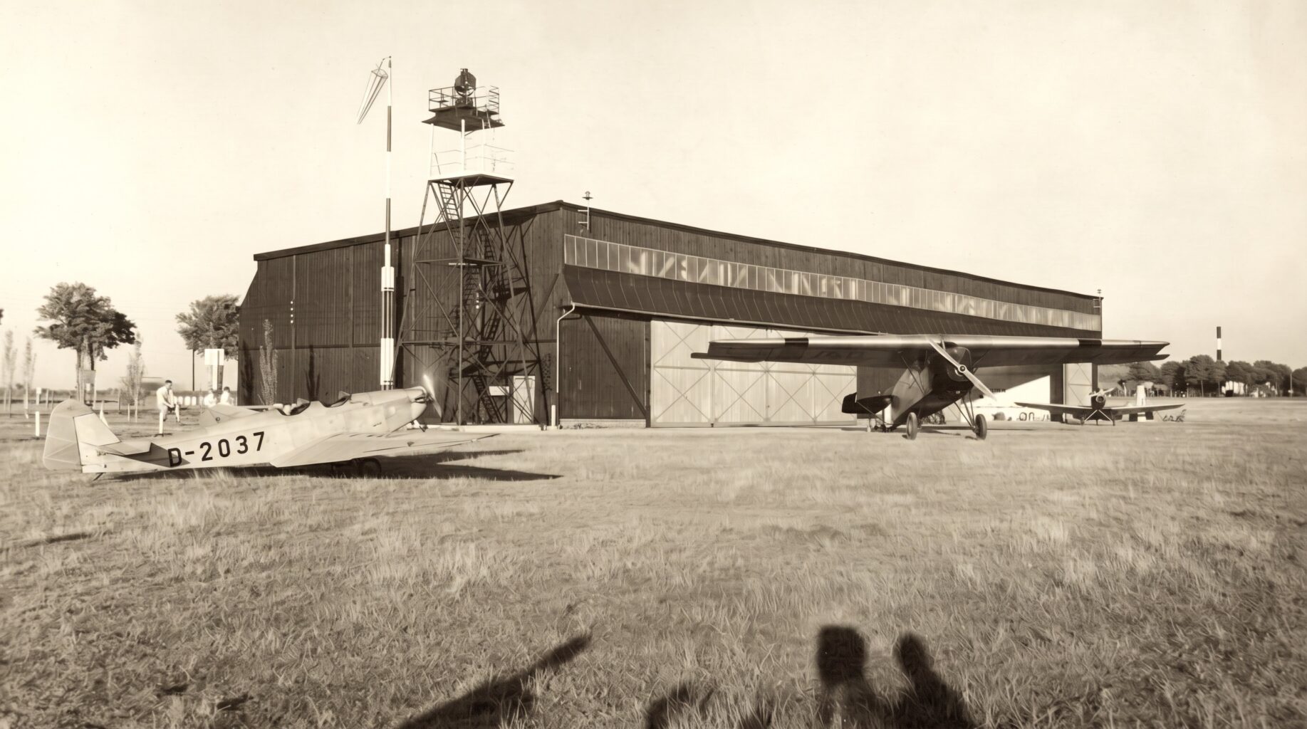 Motormaschinen auf dem Vorfeld in Merzbrück ca. 1932 (Foto: Stadtarchiv Aachen, FOTO 61-762, SW-Original und Farbversion des Bildes KI-bearbeitet)
