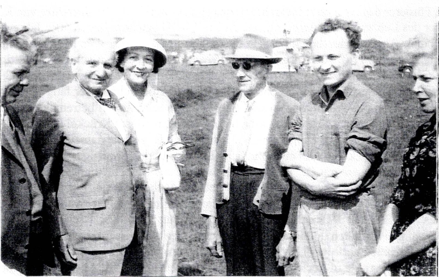 Besuch von Aerodynamik-Professor und LVA-Ehrenmitglied Theodore Kármán (2. vl.) auf dem Segelfluggelände Diepenlinchen im Juli 1960, rechts: Helmut und Ria Schultz. Kármán war seit der Gründung des Luftfahrt-Vereins Aachen ein großer Unterstützer des LVA und wurde nach der Wiedergründung zum Ehrenmitglied des LVA ernannt. (Foto: Luftsportverein Aachen e.V. Farbversion des Bildes KI-bearbeitet)