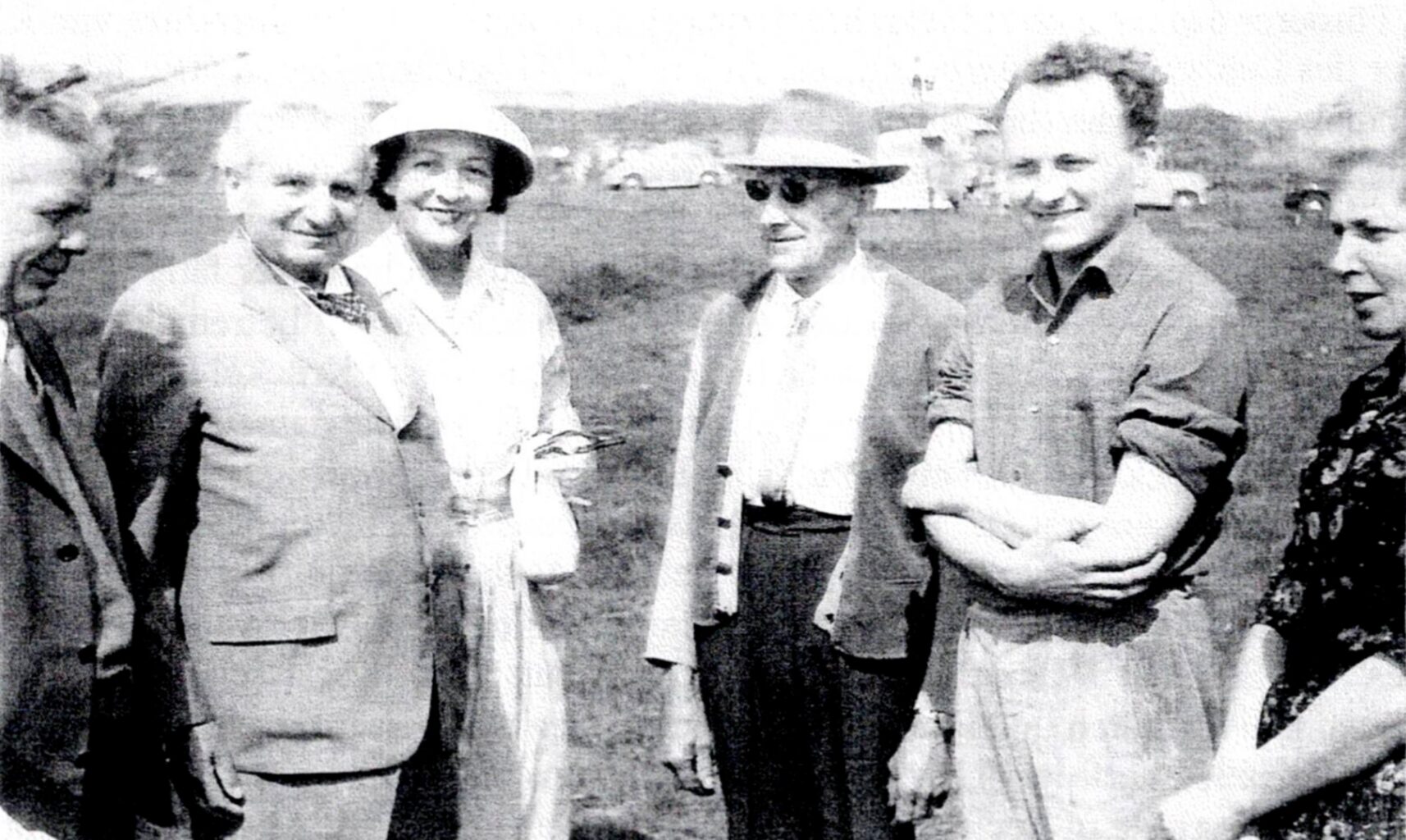 Besuch von Aerodynamik-Professor und LVA-Ehrenmitglied Theodore Kármán (2. vl.) auf dem Segelfluggelände Diepenlinchen im Juli 1960, rechts: Helmut und Ria Schultz. Kármán war seit der Gründung des Luftfahrt-Vereins Aachen ein großer Unterstützer des LVA und wurde nach der Wiedergründung zum Ehrenmitglied des LVA ernannt. (Foto: Luftsportverein Aachen e.V. Farbversion des Bildes KI-bearbeitet)