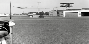 F-Schlepp mit Tiger Moth (Foto: Günther Lücker. SW-Original und Farbversion des Bildes KI-bearbeitet)