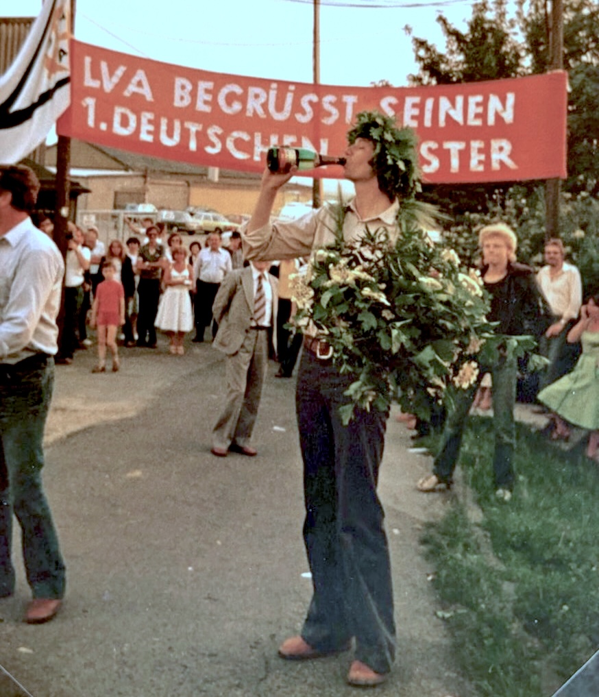 Kräftiger Schluck aus der Pulle: Empfang des Deutschen Meisters Manfred Dick in Merzbrück nach seinem DM-Sieg. (Foto: Manfred Dick)