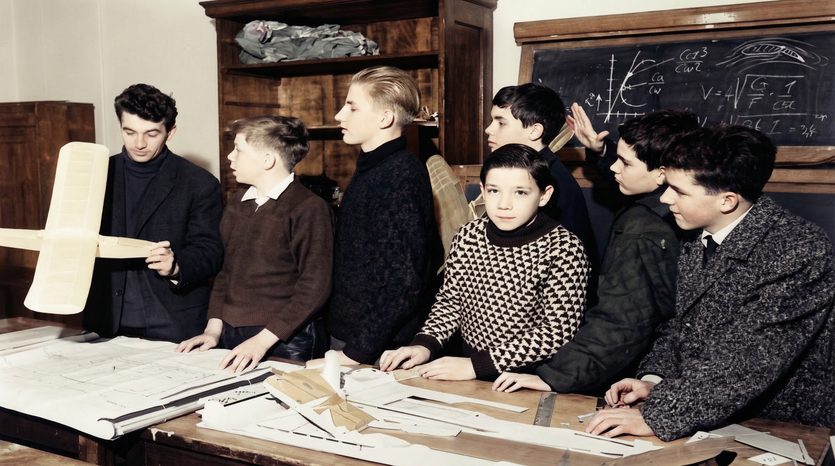 Modellfluggruppenleiter Helmut Richter mit Jugendgruppe in den 1960er, rechts Herbert Schütz (Foto: Luftsportverein Aachen. SW-Original und Farbversion des Bildes KI-bearbeitet)