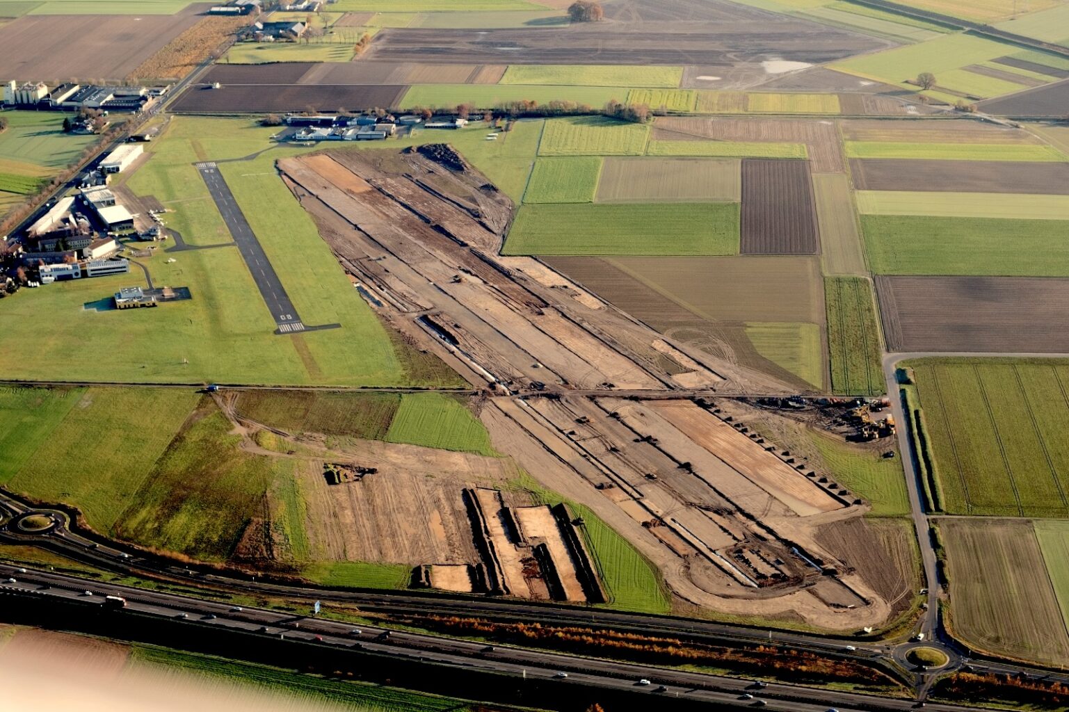 Bauarbeiten zur Verlegung und Verlängerung der Landebahn auf 1100 Meter. Aus der 26 wird die 25 und aus der 08 die 07 (Foto: Rudi Mathar)