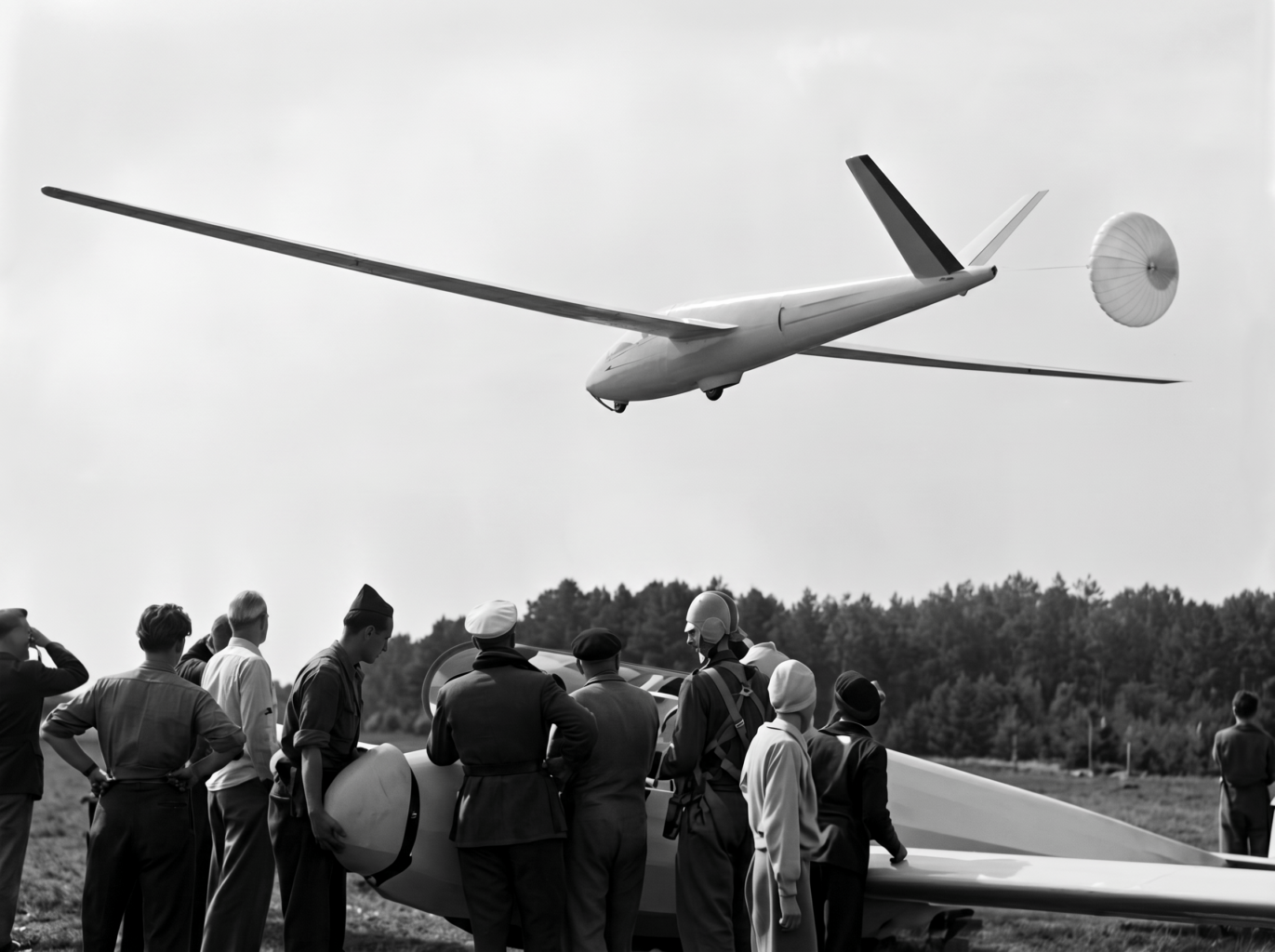 Zur aerodynamischen Optimierung der Tragflächenoberfläche haben die Konstrukteure auf klassische Bremsklappen verzichtet und die HKS3 mit einem Bremsfallschirm ausgestattet – ein Novum im Segelflugzeugbau. Hinter der Tragfläche am Rumpf gut zu erkennen: Lüftungsschlitze, die für einen steten Unterdruck im Innern sorgen und so ebenfalls den Luftwiderstand außen reduzieren. (Foto: Luftsportverein Aachen. SW-Original und Farbversion des Bildes KI-bearbeitet)