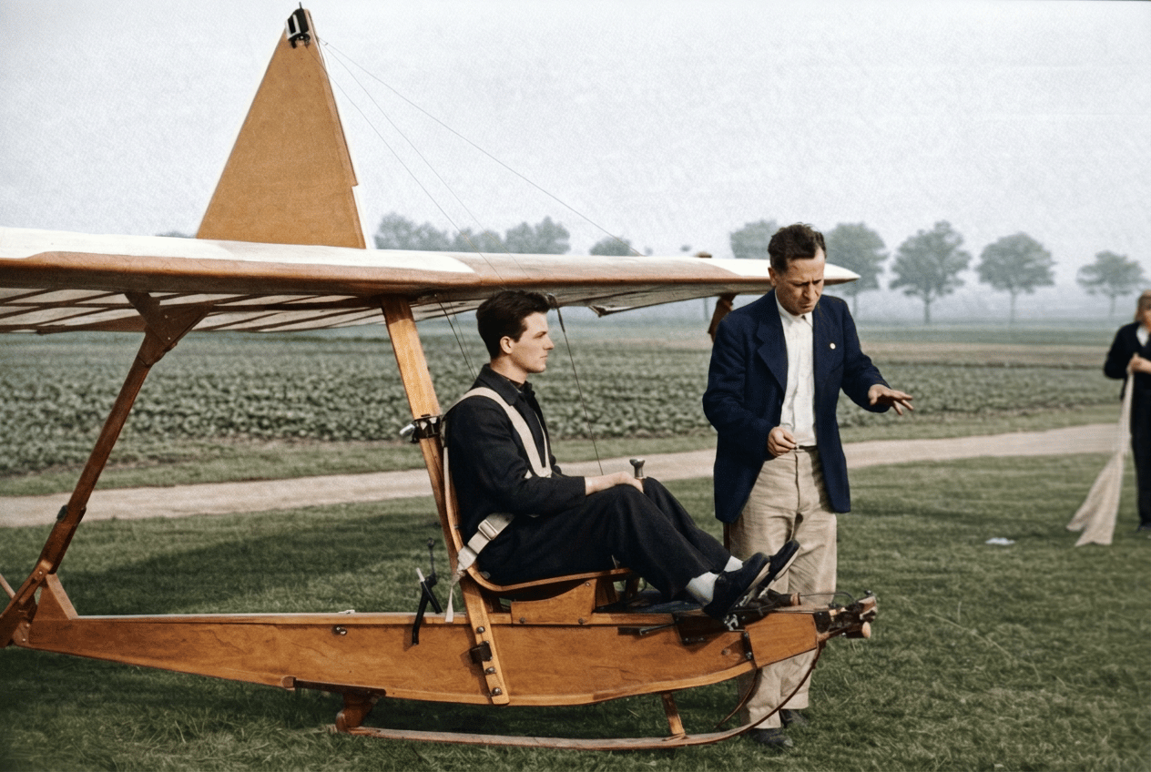 Fluglehrer mit Schüler 1956 an Schulgleiter SG38 (Foto: Archiv Forschungsflugplatz Würselen-Aachen GmbH, SW-Original und Farbversion des Bildes KI-bearbeitet)