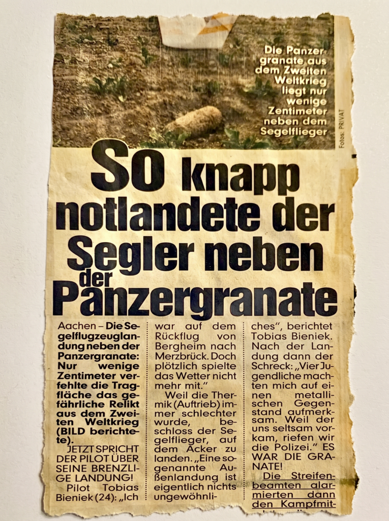 So schafft man es in die "Bildzeitung": Artikel über die "Notlandung" von LVA-Fluglehrer Tobias Bieneck gleich neben einer Granate aus dem Zweiten Weltkrieg. (Quelle: Bildzeitung vom Mai 2011, genaues Datum unbekannt)