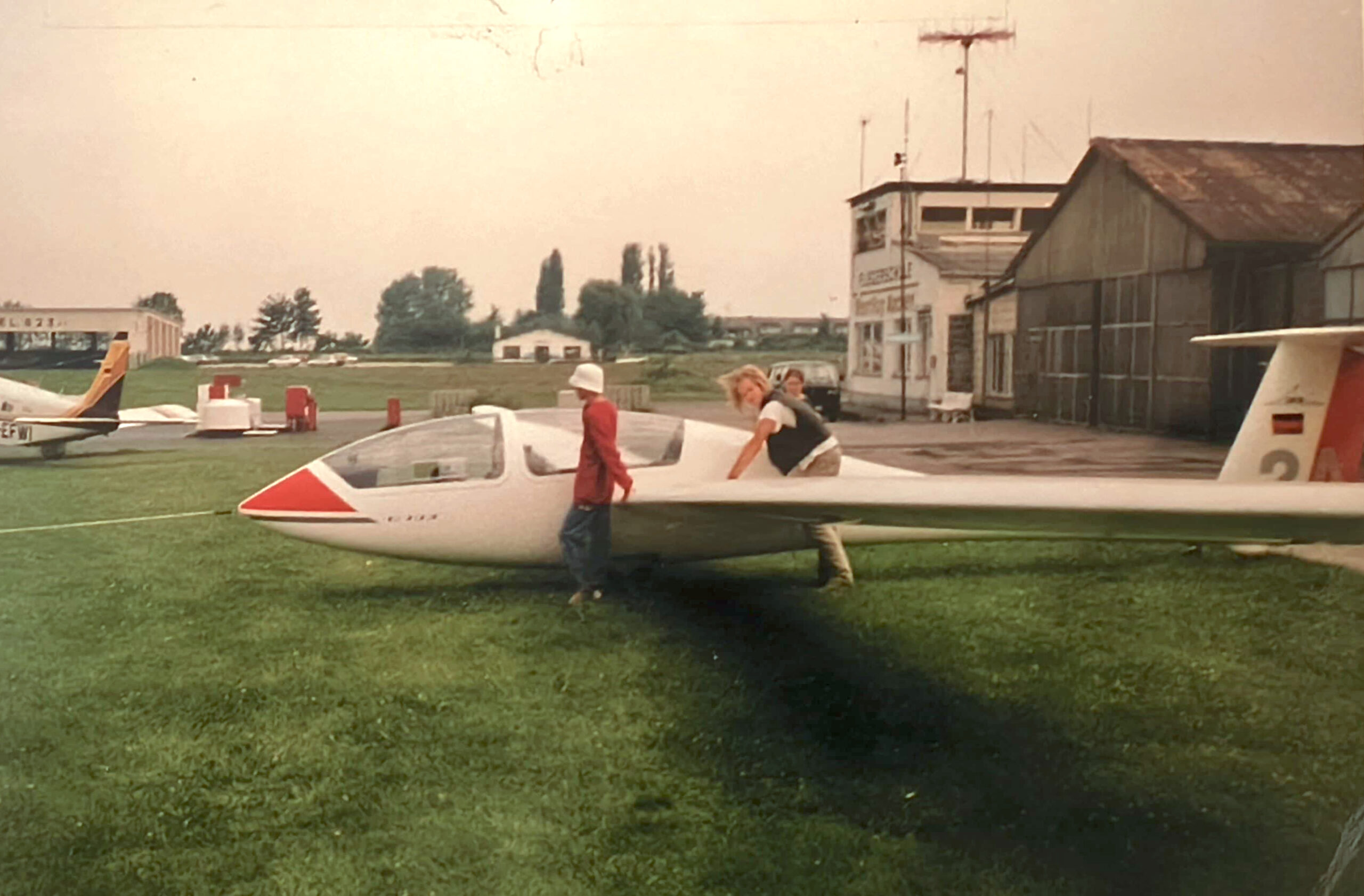 Aushallen des LVA-Schulungsdoppelsitzers Twin Astir für den wöchentlichen Flugbetrieb der Schülerflug AG (Foto: Christian Schultz)