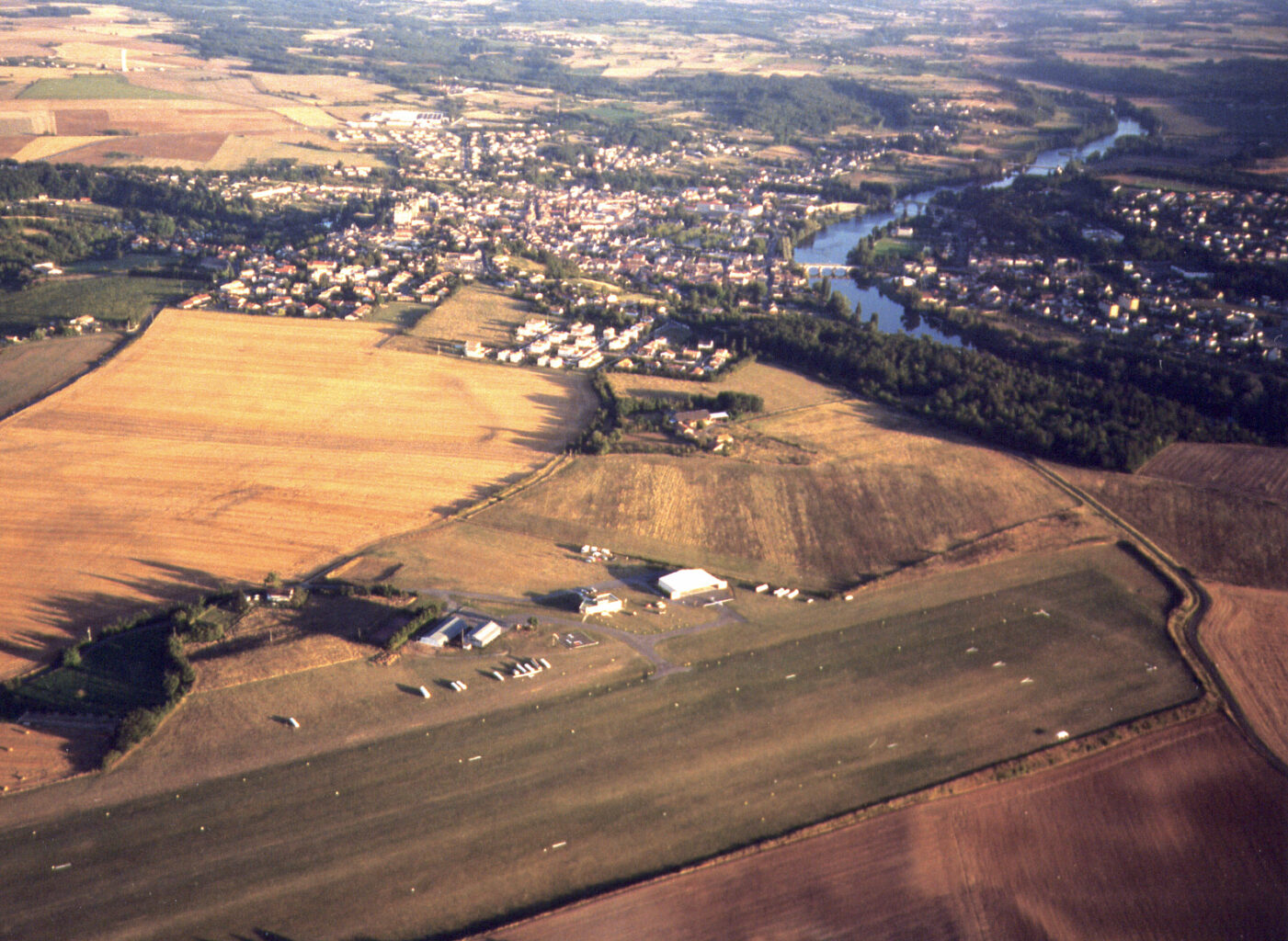 Luftaufnahme der Stadt Chauvigny mit Flugplatz (Foto: Günther Lücker)