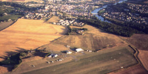 Luftaufnahme der Stadt Chauvigny mit Flugplatz (Foto: Günther Lücker)