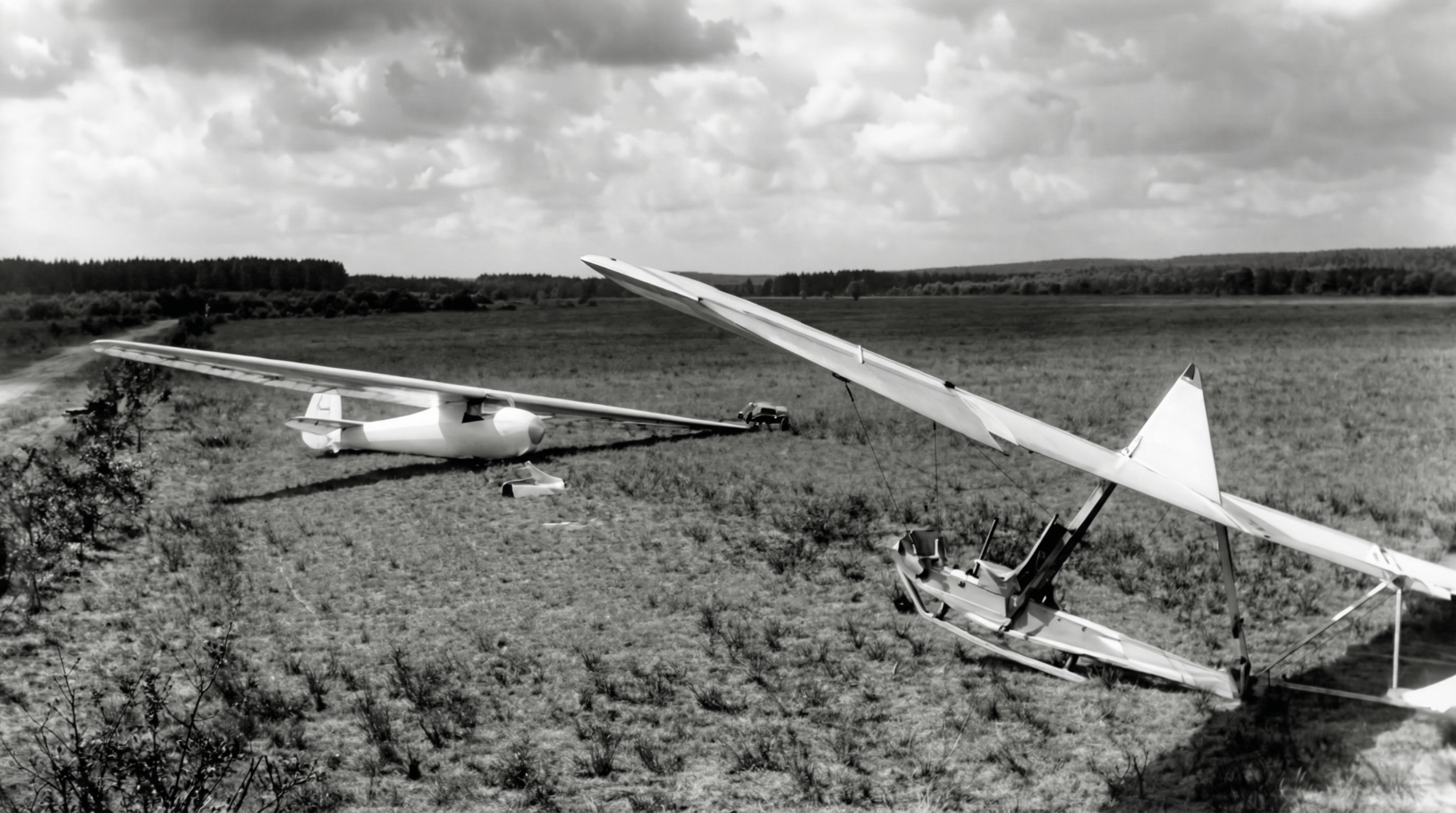Nicht mehr als eine große Wiese: Rhönbussard und SG 38 auf der Dahlemer Binz im Sommer 1956 (Foto: Luftsportverein Aachen e.V. SW-Original und Farbversion des Bildes mithilfe von KI restauriert und koloriert)