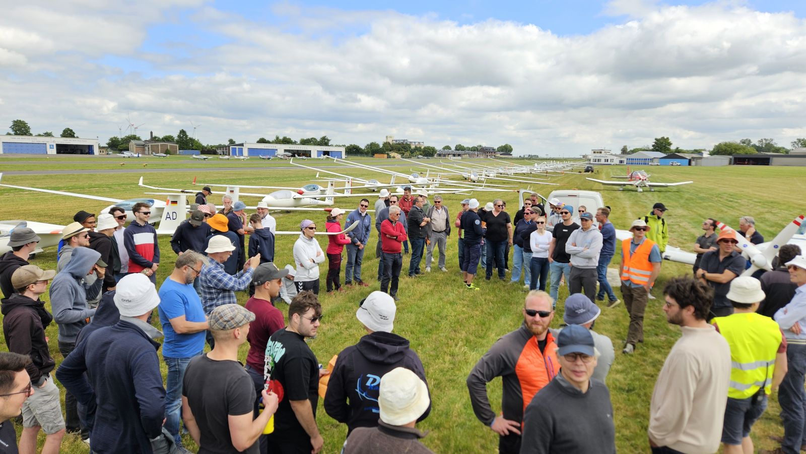 Wenn das Wetter wankelmütig ist: Feldbriefing beim EuregioCup 2025 (Foto: Luftsportverein Aachen e.V.)