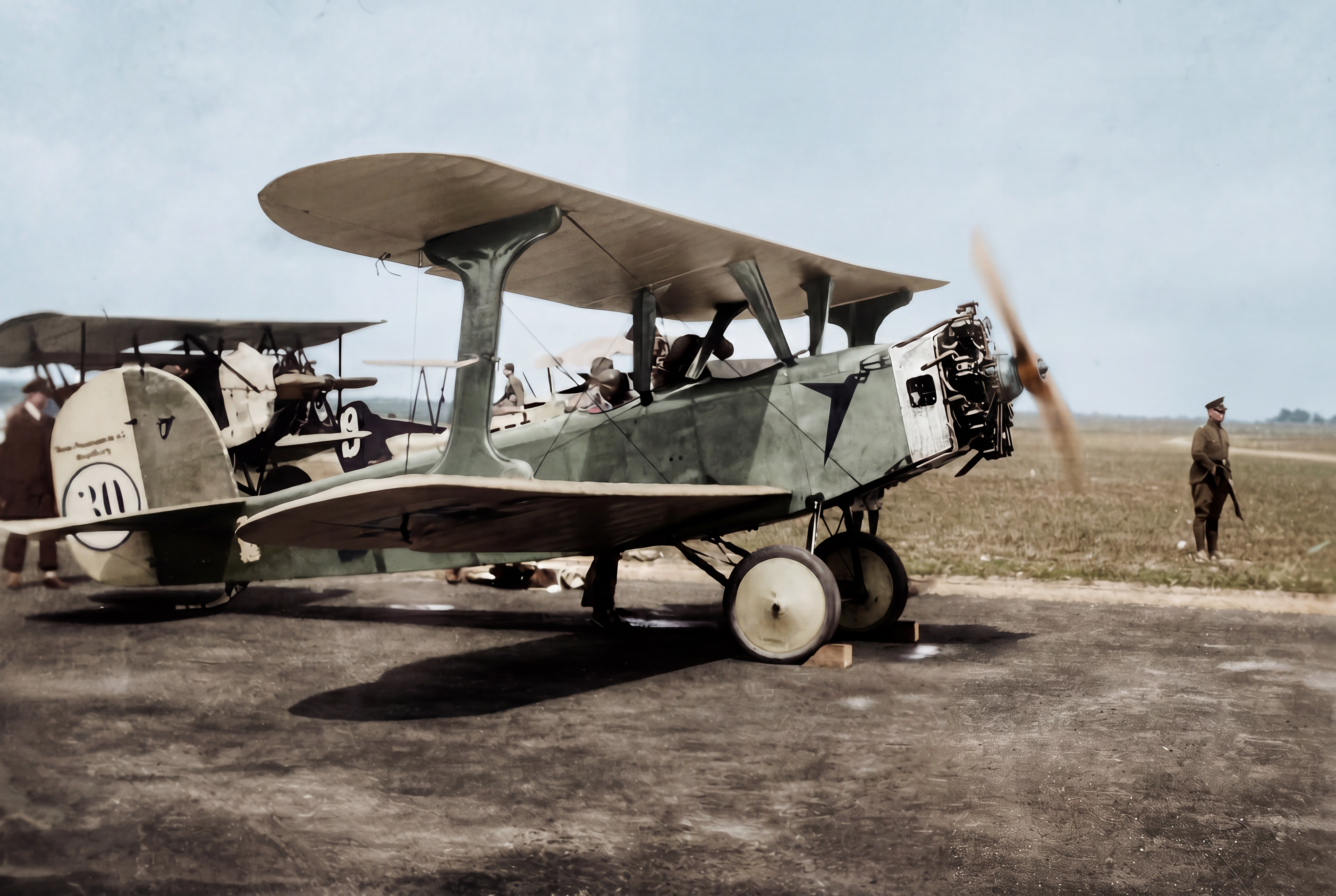 Ein Teilnehmer des "Rheinland-Befreiungsfluges" (Foto: Forschungsflugplatz Würselen-Aachen GmbH, SW-Original und Farbversion des Bildes mit KI-Unterstützung restauriert und koloriert)