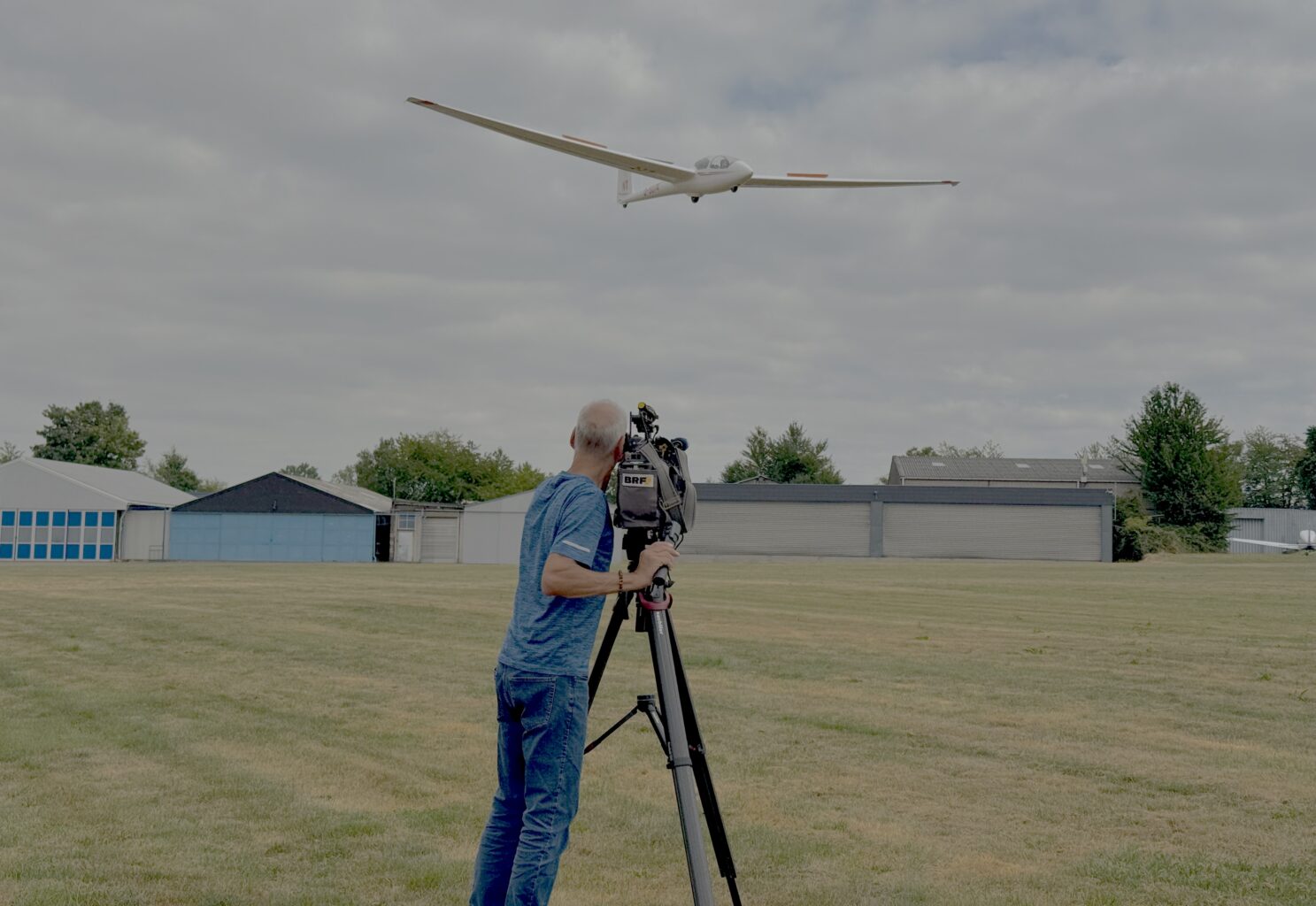 Der Kameramann des BRF filmt die Landung von Flugschüler Florian Dahlen in Merzbrück (Quelle: Luftsportverein Aachen e.V.)