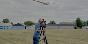 Der Kameramann des BRF filmt die Landung von Flugschüler Florian Dahlen in Merzbrück (Quelle: Luftsportverein Aachen e.V.)